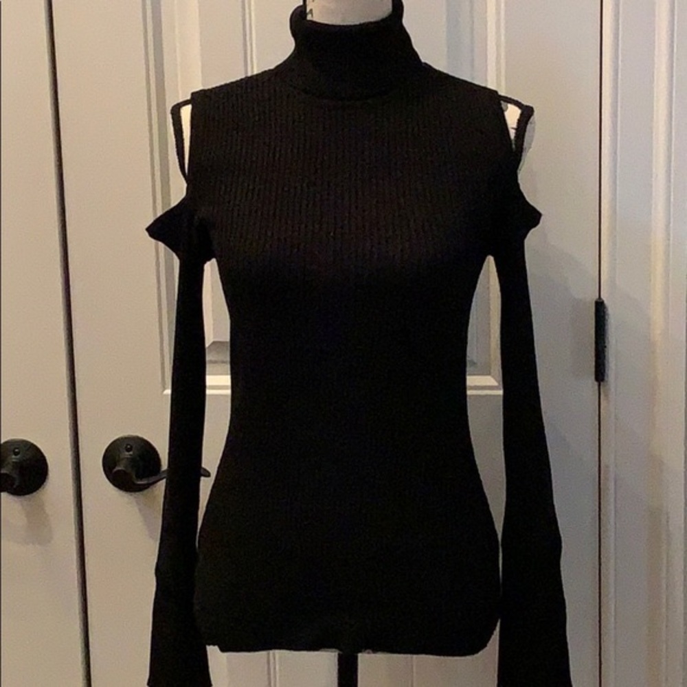 Cable & Gauge Women’s Sweater with cold shoulders